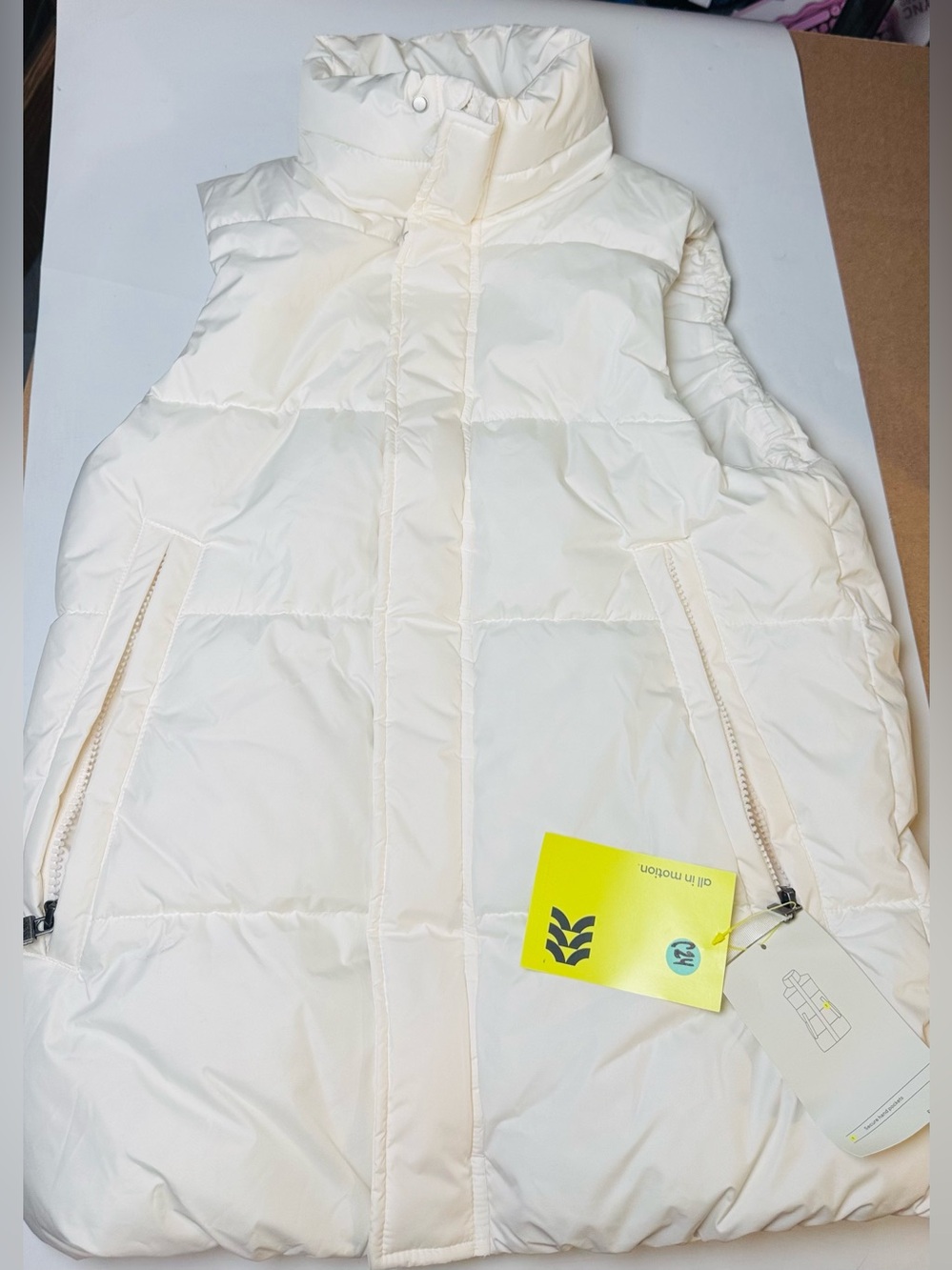 All in Motion Women’s White Puffer Vest Size Medium Full Zip NWT Small Flaw